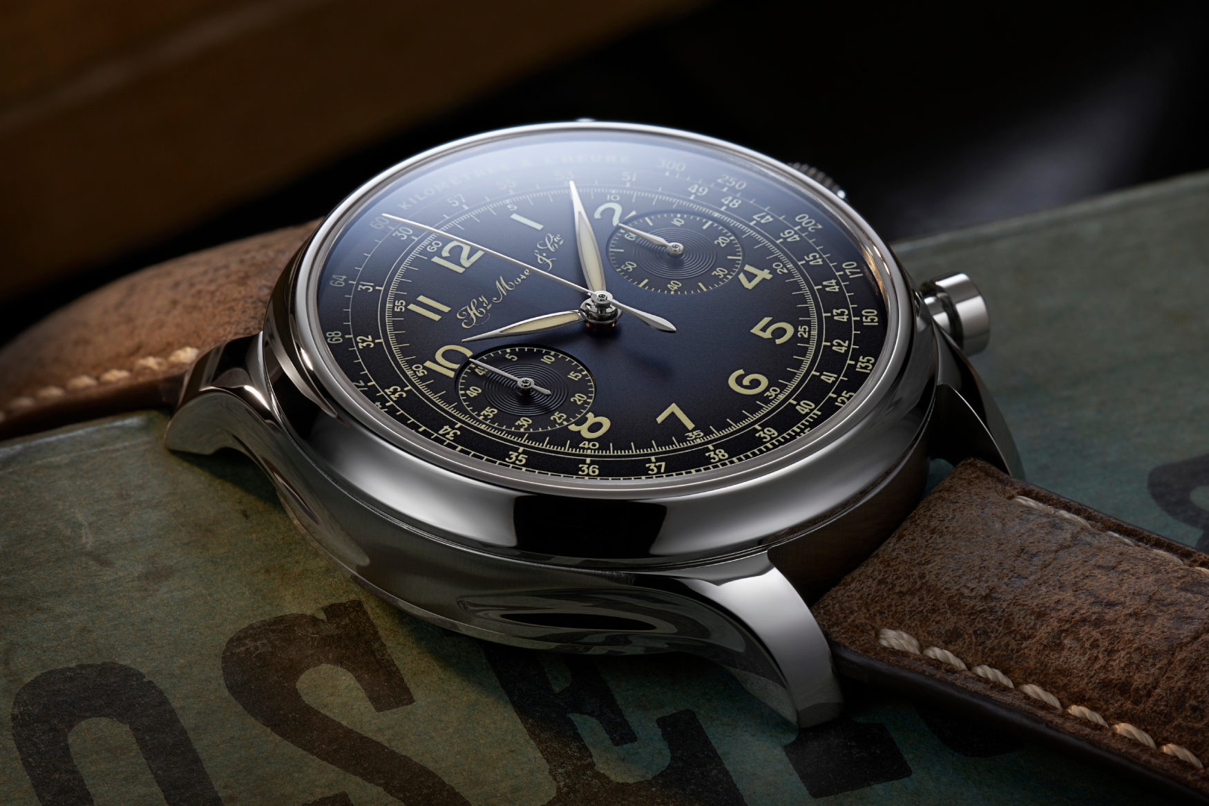 h moser massena lab endeavour chronograph compax case profile