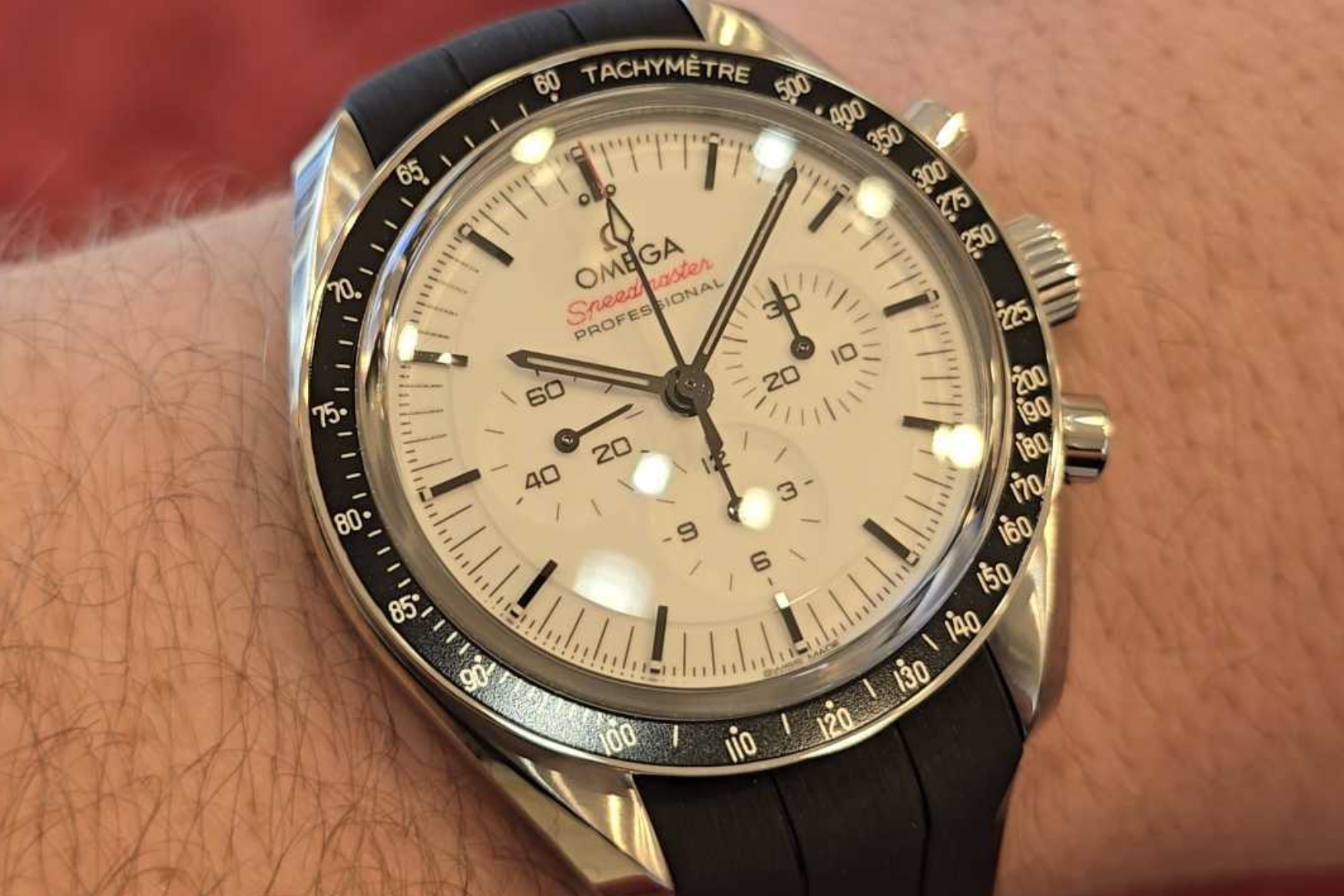 white dial speedy rubber wristshot